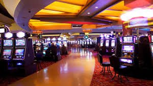 တိုက်ရိုက် ကာစီနို Dealer မြင်ကွင်း — HD Video Stream ဖြင့် Live Baccarat ကစားနေသောပုံ